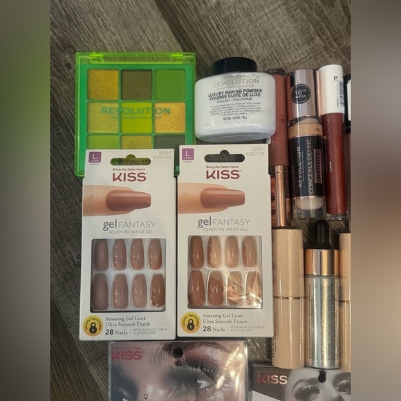 Revolution MYSTERY MAKEUP BUNDLE - Picture 6 of 7